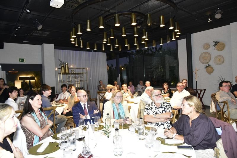Assistents asseguts a les taules del sopar escoltant els parlaments